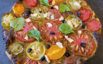 La tarte fine au pesto, tomates, parmesan et ail noir